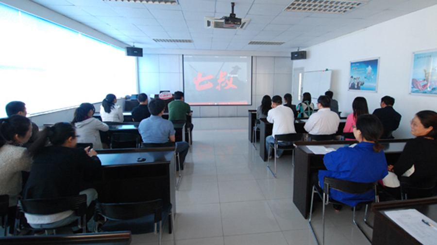 公司黨委結(jié)合開展黨的群眾路線教育實(shí)踐活動組織觀看《七叔》