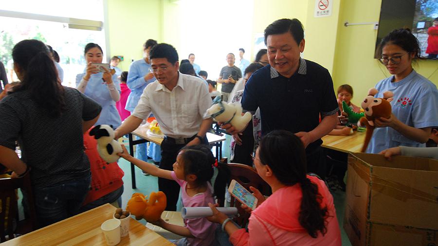 公司走進博愛康復(fù)中心為腦癱患兒送上“六一兒童節(jié)”祝福